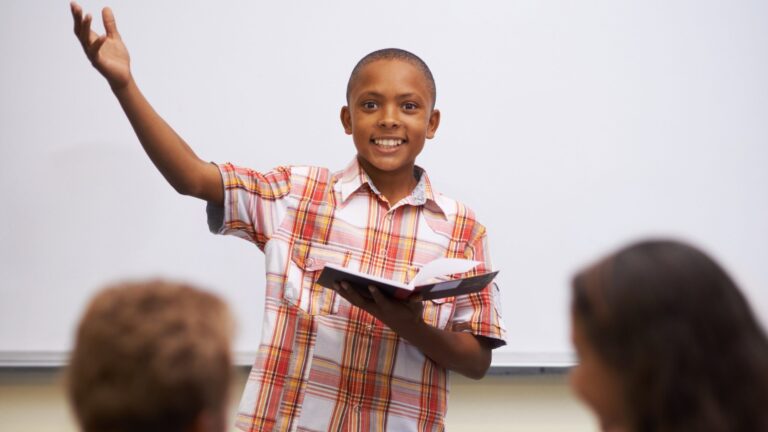Oratoria y Liderazgo para Niños: La Habilidad que Cambia su Futuro Desde Hoy