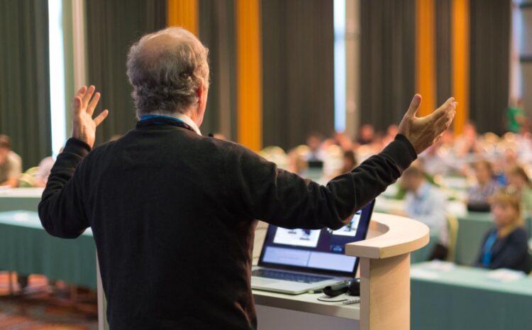  La Enseñanza de la Oratoria: Formando Voces Seguras y Comunicadores con Impacto
