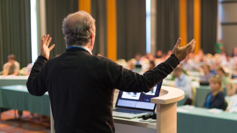 La Enseñanza de la Oratoria: Formando Voces Seguras y Comunicadores con Impacto